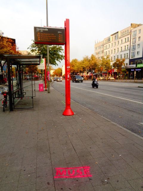 Kreidespray & Bodenwerbung: Bodenwerbung an der Haltestelle