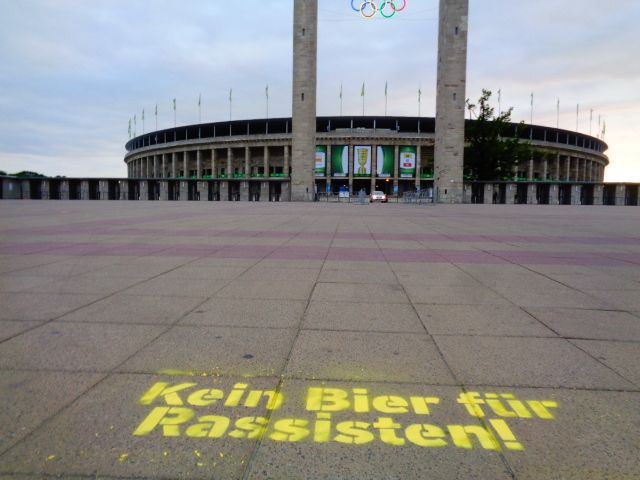 Kreidespray & Bodenwerbung: Kein Bier für Rassisten – Olympiastadion – Berlin