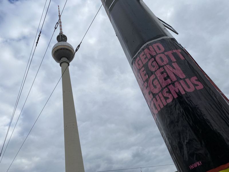 Plakatierung: Mastwerbung am Fernsehturm – Berlin