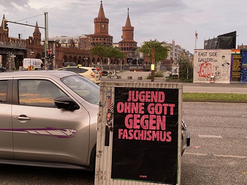 Plakatierung: Plakat an der Oberbaumbrücke – Berlin