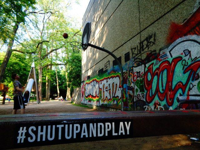 Sticker-Kampagnen: #shutupandplay – Berlin