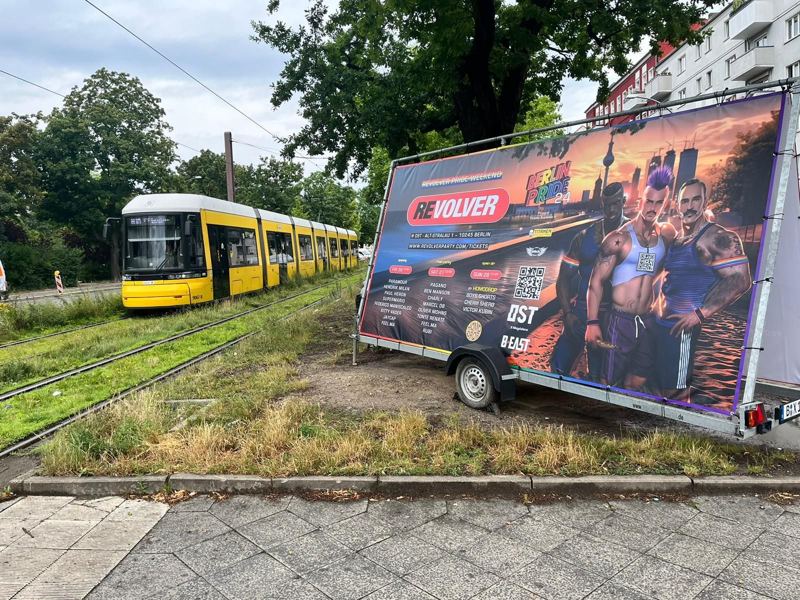Werbeanhänger: Revolver Party an der Tramlinie – Berlin