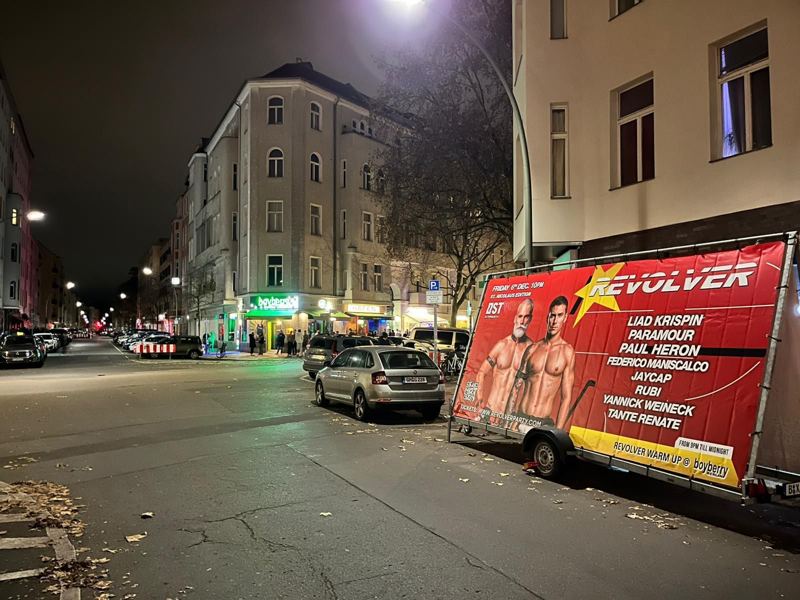 Werbeanhänger: Revolver Party bei Nacht – Berlin