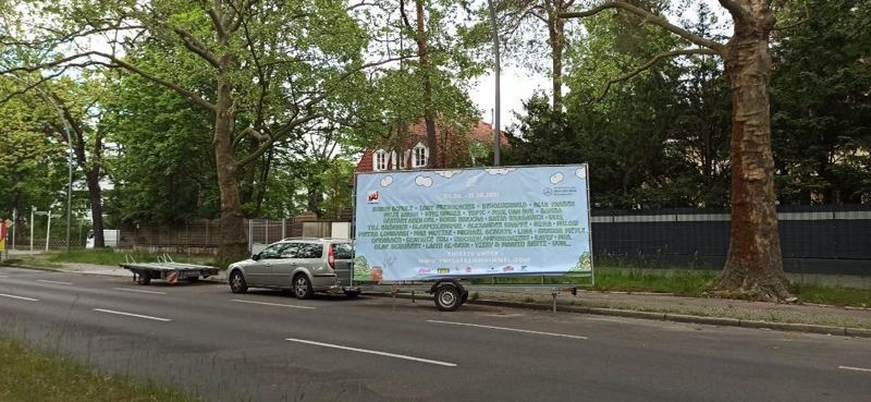 Werbeanhänger: Werbeanhänger an der Ausfallstraße – Berlin